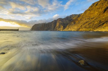 Los Gigantes Tenerife kayalıklarla on Sunset