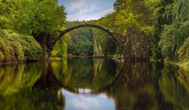 Kemer köprü Kromlau, Saksonya, Almanya. Mikrop renkli sonbahar