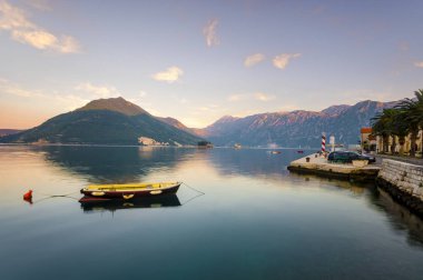 Perast, Karadağ çevre Kotor Bay üzerinde gündoğumu
