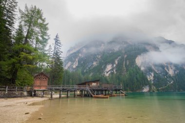 Dağ gölü bulutlu ve sisli sabahı Lago di Braies, dolo