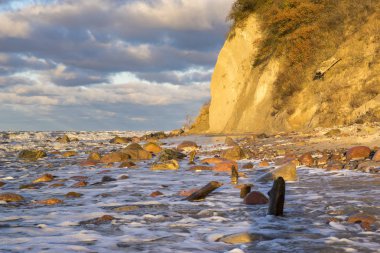 Sunset beach ve kayalıklarla Wolinski Milli Parkı'nda, Baltık, Polonya
