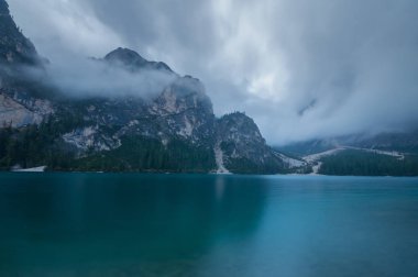 Dağ gölü bulutlu ve sisli sabahı Lago di Braies, dolo