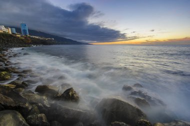 Atlantik kayalık sahil üzerinden günbatımı