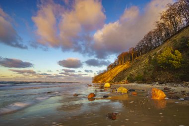 Sunset beach ve kayalıklarla Wolinski Milli Parkı'nda, Baltık, Polonya