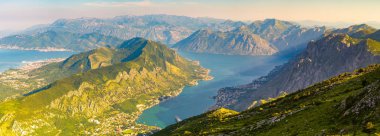 Dağları Panoraması Karadağ Kotor Körfezi üzerinden günbatımı