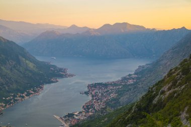 Dağları Panoraması Karadağ Kotor Körfezi üzerinden günbatımı
