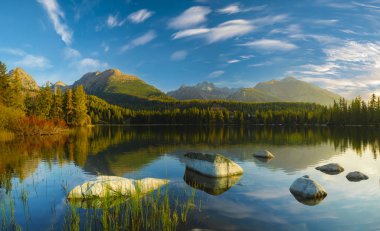 Slovakya 'daki Yüksek Tatras Dağı Gölü, Strbske Pleso