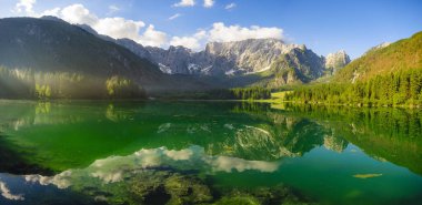 Yüksek çözünürlüklü t Laghi di Fusine dağ Gölü Panoraması