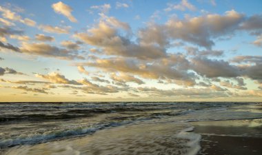 Denizin üzerinde gün batımı