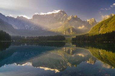 Güzel dağ gölü Laghi Di Fusine sabah