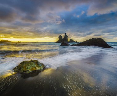 Günbatımı üzerinde Atlantik, vahşi plaj, Playa Benijo, Tenerife