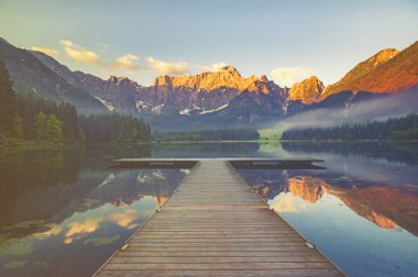 Julian Alps için kristal berraklığında dağ Gölü üzerinde gündoğumu