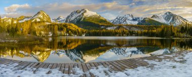 dağın üstünden köprü buzlu göl Strbske Pleso Slovakya,