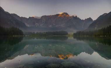 Güzel dağ gölü Laghi Di Fusine sabah