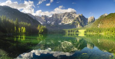 Yüksek çözünürlüklü t Laghi di Fusine dağ Gölü Panoraması