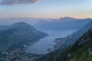 Dağları Panoraması Karadağ Kotor Körfezi üzerinden günbatımı