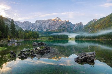 Şafak julian alps içinde dağ gölü Laghi di fusine üzerinde 