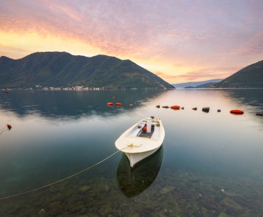 Perast, Karadağ çevre Kotor Bay üzerinde gündoğumu