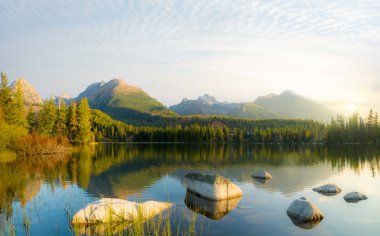 Yüksek çözünürlüklü dağ Gölü Panoraması Strbske Pleso Slova içinde