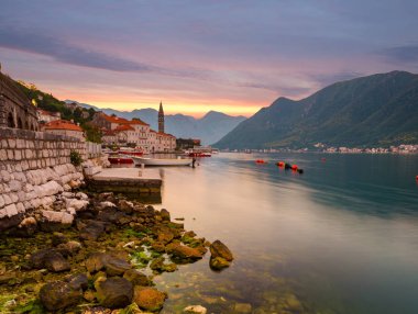 Perast, Karadağ çevre Kotor Bay üzerinde gündoğumu