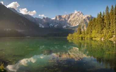 Yüksek çözünürlüklü t Laghi di Fusine dağ Gölü Panoraması