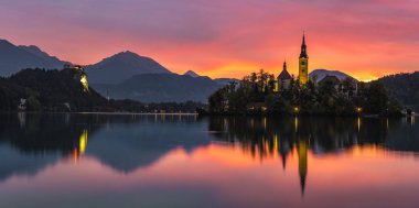 Peri masalı, Lake Bled Slovenya üzerinden çok renkli şafak