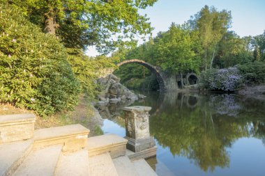 Şeytan'ın Köprüsü parkta, çiçekli rhododendr Kromlau, Almanya