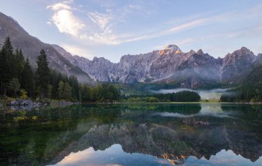 Şafak julian alps içinde dağ gölü Laghi di fusine üzerinde 