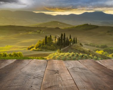 Arka plan üzerinde İtalyan peyzaj ile boş ahşap masa. İdeal f