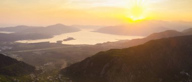 Dağları Panoraması Karadağ Kotor Körfezi üzerinden günbatımı