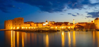 Gece Dubrovnik şehri, Polonya