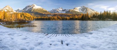 dağın üstünden köprü buzlu göl Strbske Pleso Slovakya,