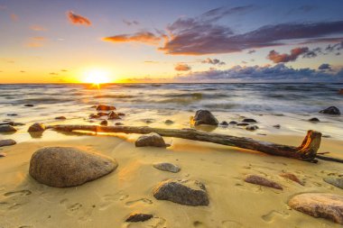 Günbatımı Wolin Milli Parkı, Polonya ve Baltık Denizi üzerinde