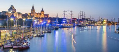 Szczecin, Polonya-Ağustos 2017:sailing Szcze wharf adlı gemi