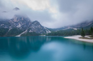 Dağ gölü bulutlu ve sisli sabahı Lago di Braies, dolo