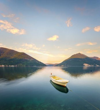 Perast, Karadağ çevre Kotor Bay üzerinde gündoğumu