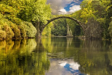 Devils Bridge içinde Kromlau, Bahar parkta Blooming orman gülleri 