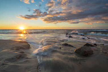 Baltık Denizi güzel gündoğumu