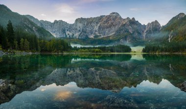 Şafak julian alps içinde dağ gölü Laghi di fusine üzerinde 