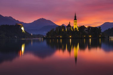 Peri masalı, Lake Bled Slovenya üzerinden çok renkli şafak