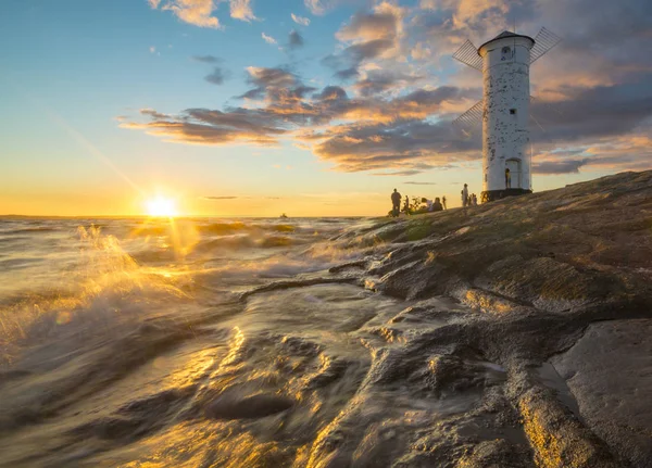 Phare en forme de moulin à vent au coucher du soleil, Swinoujscie, Pol — Photo