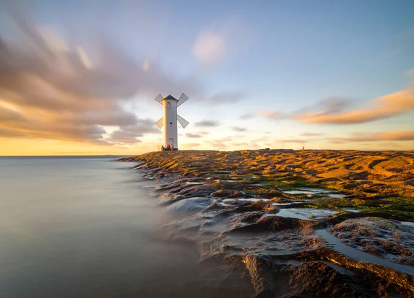 Beau coucher de soleil sur un phare en forme de moulin à vent, Swinoujscie , — Photo