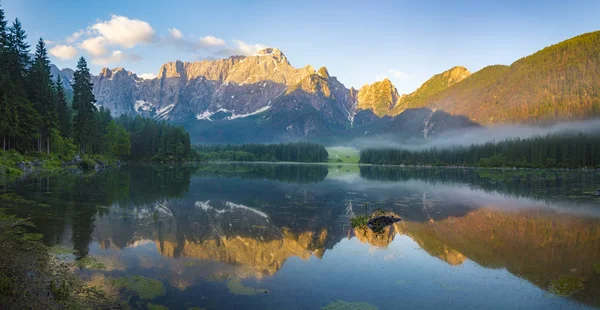 Východ slunce nad křišťálově čisté horské jezero v Julských Alpách — Stock fotografie