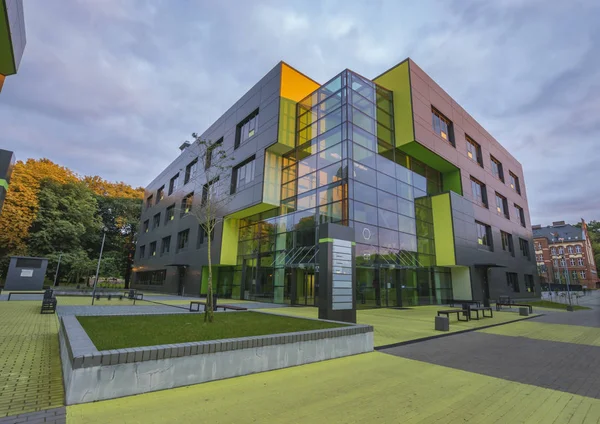 Moderne universiteitsgebouw — Stockfoto