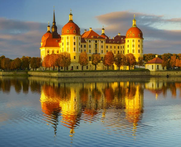 Zamku Moritzburg w świetle piękny wieczór — Zdjęcie stockowe