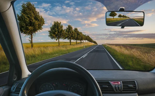 Blick aus dem Auto während der Fahrt auf einer asphaltierten Straße — Stockfoto