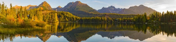 Panorama s vysokým rozlišením horského jezera Štrbské Pleso v Matrixu — Stock fotografie