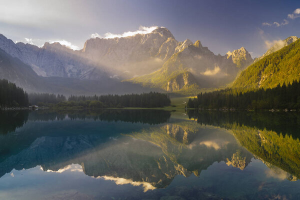 Красивое горное озеро Laghi Di Fusine утром
