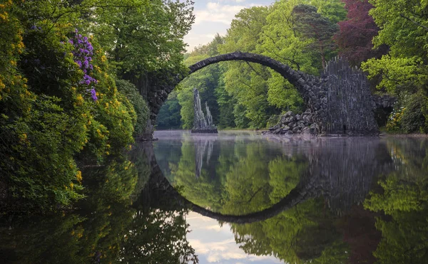 Puente Los Demonios Kromlau Rododendros Florecientes Parque Primavera — Foto de Stock