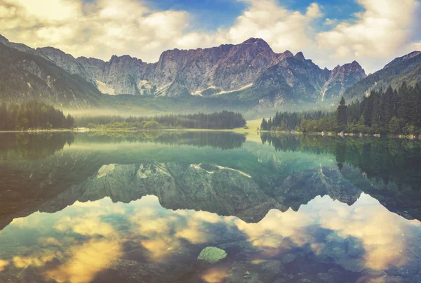 Panorama do lago de montanha pela manhã nos Alpes Julianos — Fotografia de Stock